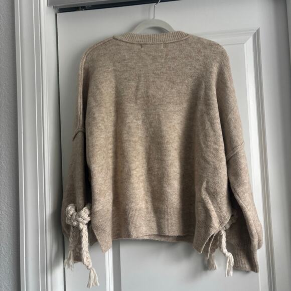 Sofie the Label Women’s Beige Bow Detail Crewneck Sweater Sz M Flirty - Picture 11 of 11